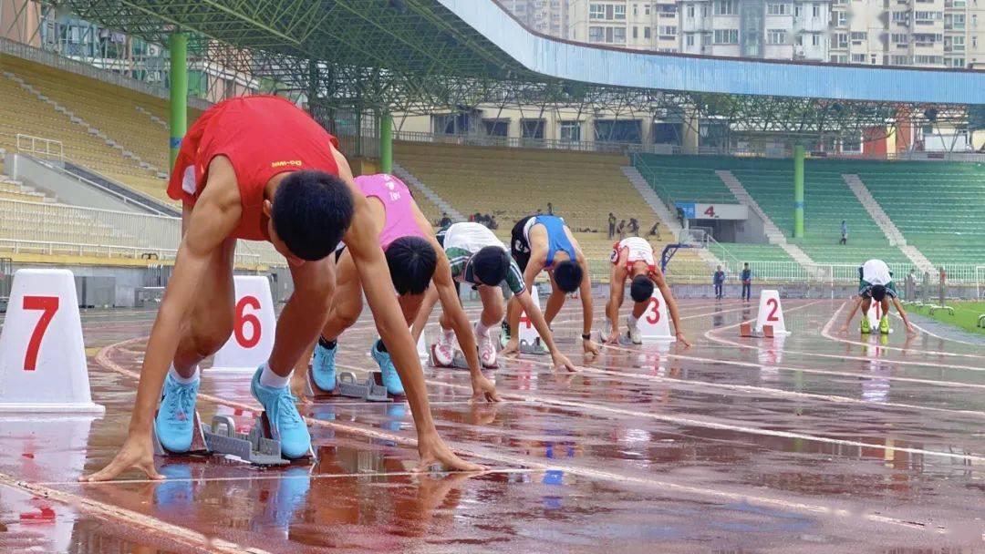 田径选手冲刺全力，眼看终点(田径比赛冲刺中,身体的任何部位)