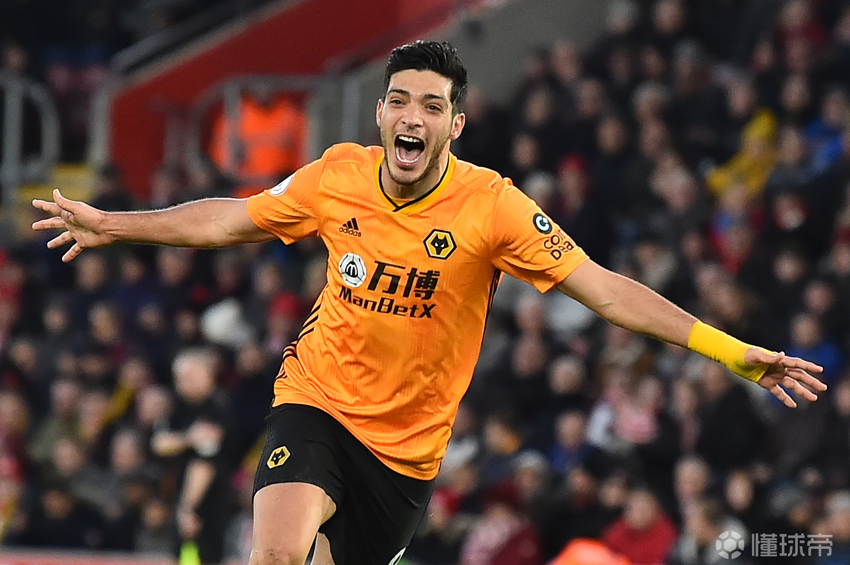 狼队近十场未尝败绩,成为潜在争冠热门 狼队近十场未尝败绩,成为潜在争冠热门