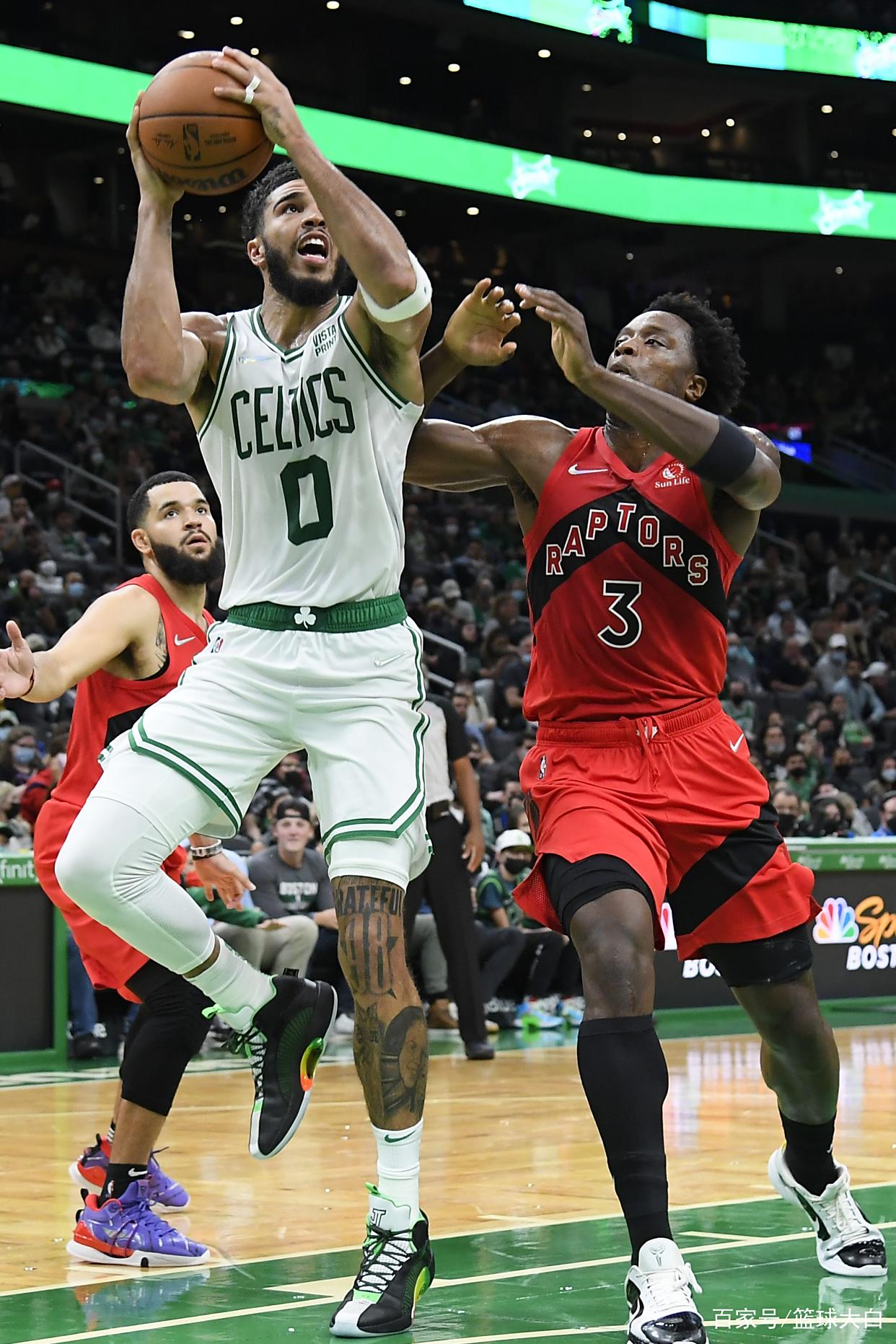 瓦伦西亚绿茵场上展现攻守两端实力 瓦伦西亚绿茵场上展现攻守两端实力