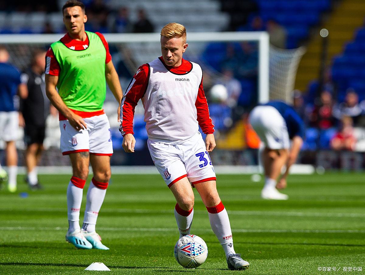 阿雅克肖足球队在比赛中力压对手 阿雅克肖足球队在比赛中力压对手