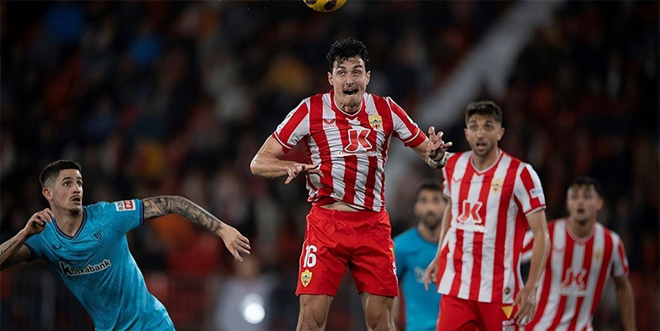 aoa体育体育直播-比赛环境紧张，球队与球队之间的竞争不亦乐乎！