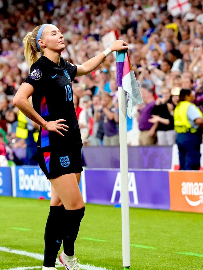 aoa体育-欧洲赛事火爆进行，球迷热情高涨