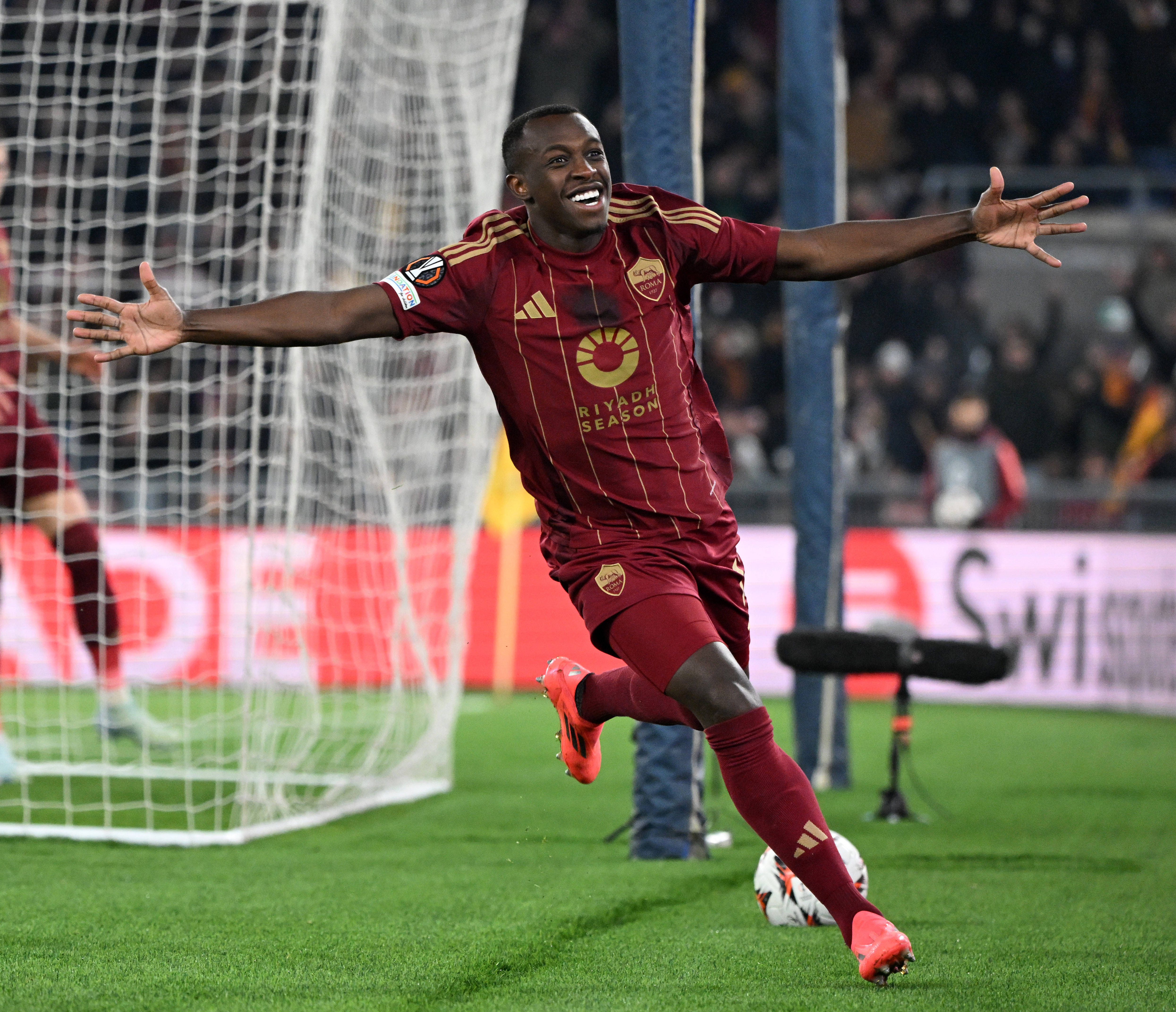 aoa体育体育直播-罗马主场完胜，展现强大实力