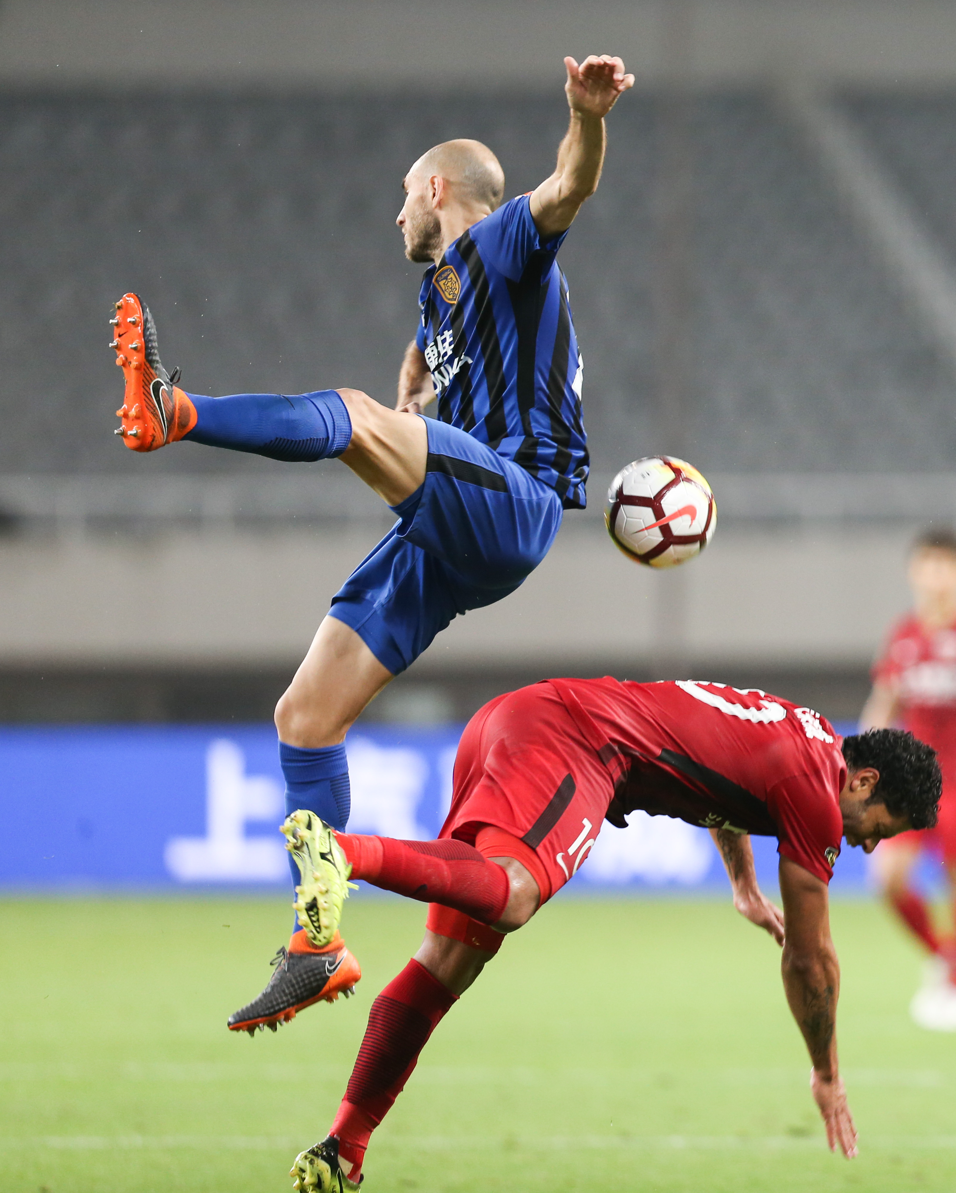 苏宁再胜上港,稳坐积分榜榜首的简单介绍 苏宁再胜上港,稳坐积分榜榜首的简单介绍