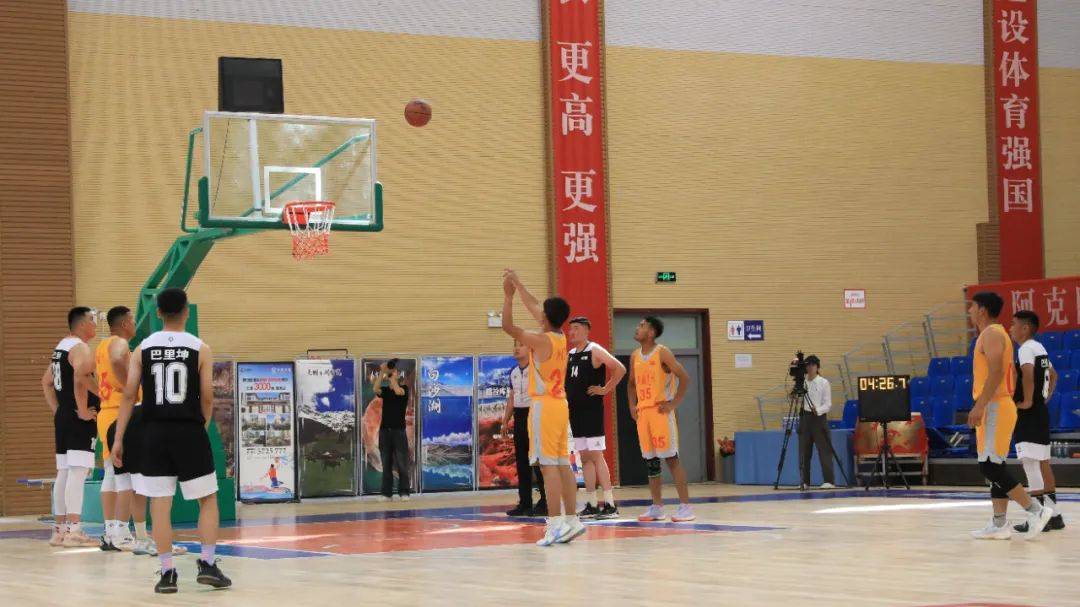 篮球赛场激烈对抗,球员斗志高昂 篮球赛场激烈对抗,球员斗志高昂