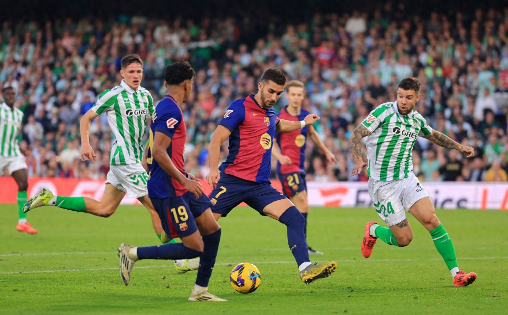 西甲联赛上演精彩绝伦，角逐激烈