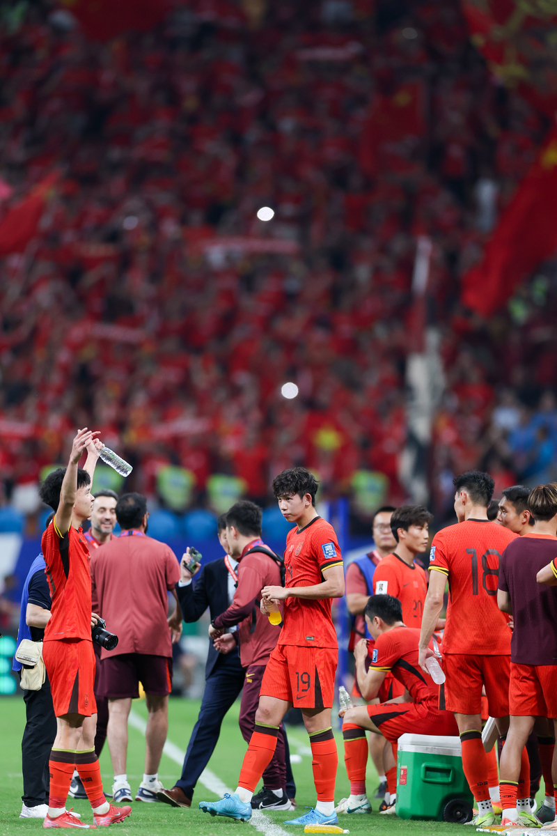 aoa体育-国内足球场面火爆，球队角逐胜负